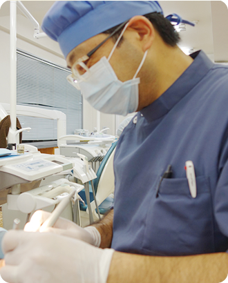 全身疾患の知識が豊富な口腔病理専門医でもある歯科医師が丁寧に治療にあたります